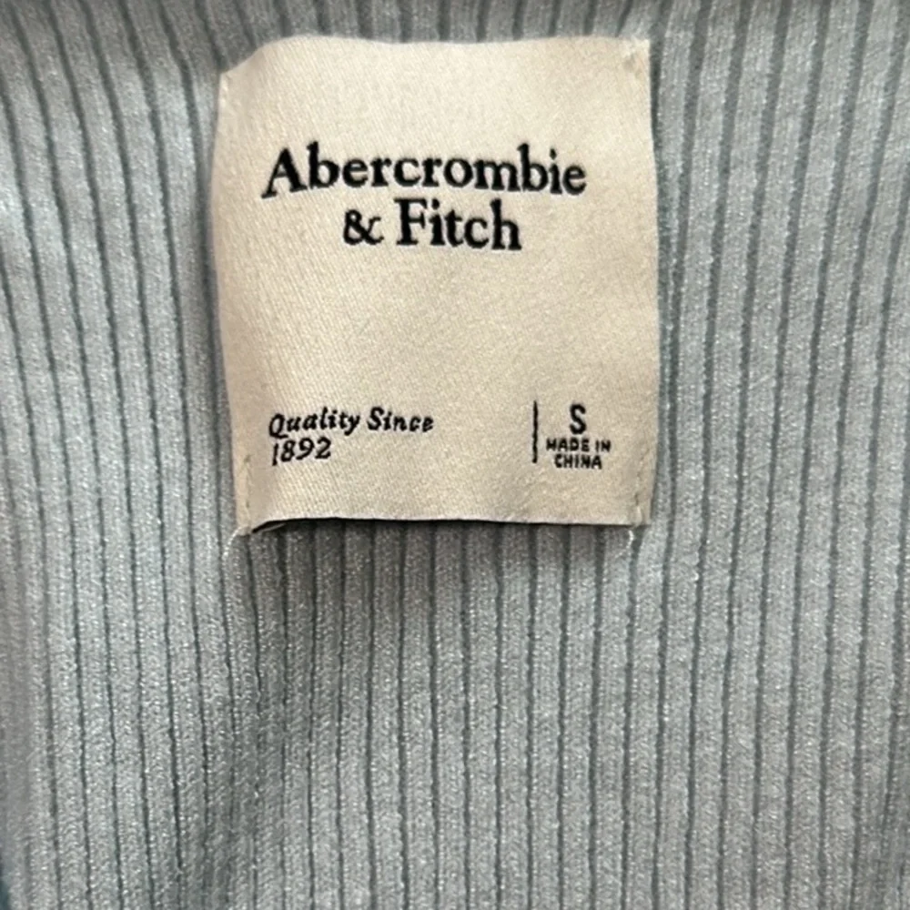 Abercrombie & Fitch Baby Blue V-Neck Sweater - Picture 3 of 4